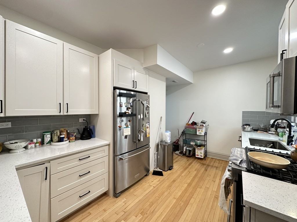 1933 N Fairfield Ave #2F - Photo 4 of 21