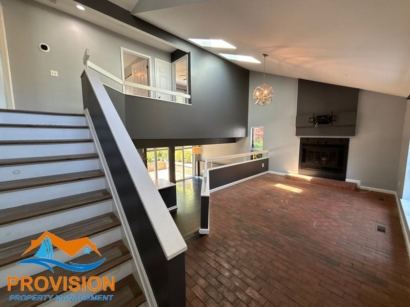 907 Berwick Dr - Photo 4 of 38