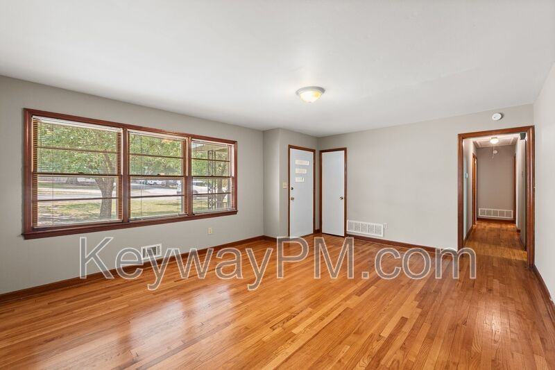 3301 Westmont Dr - Photo 4 of 21