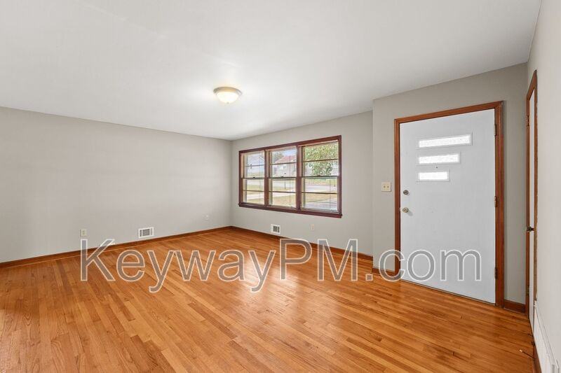 3301 Westmont Dr - Photo 5 of 21