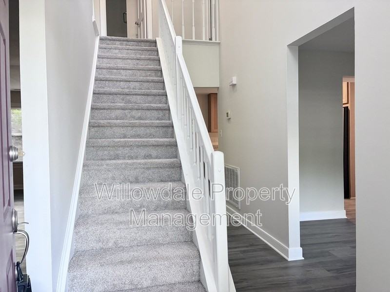 102 E Charing Cross - Photo 3 of 27
