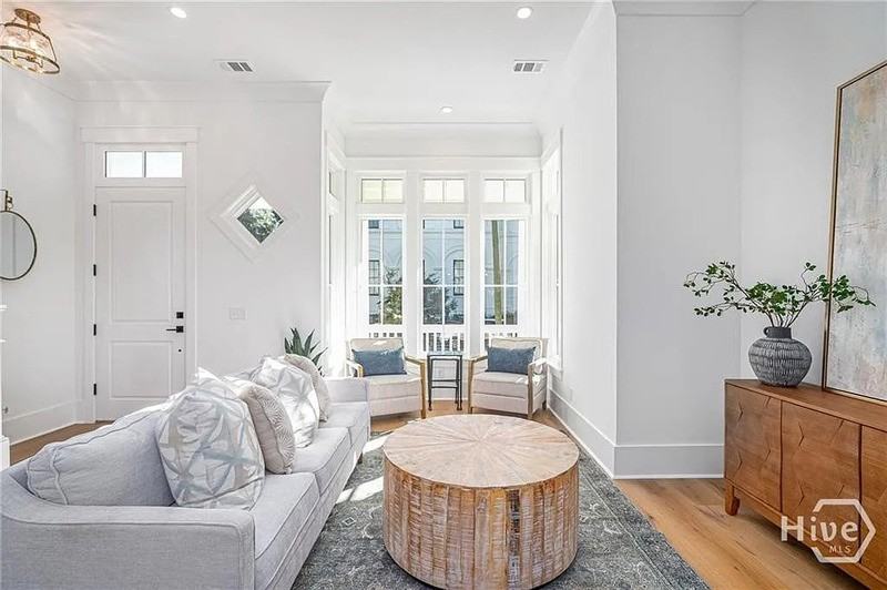 304 W 38th St - Photo 2 of 19