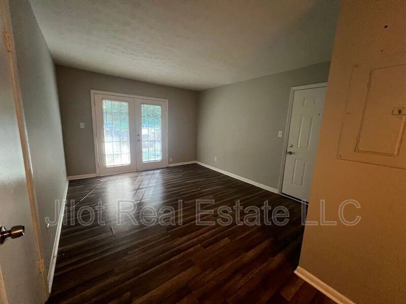 2711 Fairlee Dr #A2 - Photo 3 of 10