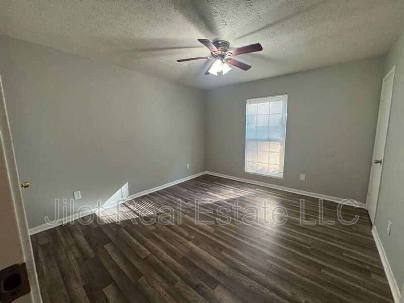 2711 Fairlee Dr #A2 - Photo 6 of 10