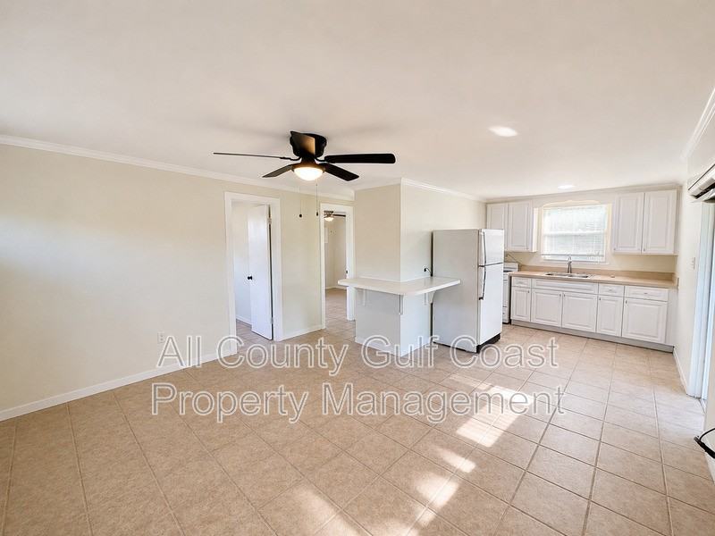 832 Pine St - Photo 3 of 8