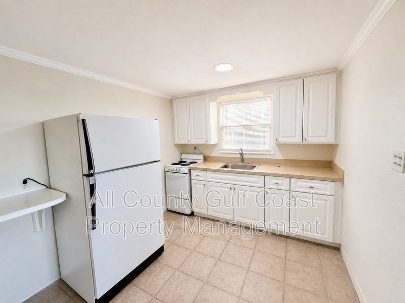 832 Pine St - Photo 4 of 8