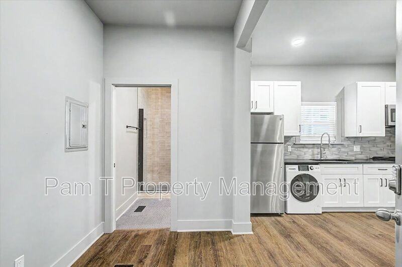 637 E 38th St #B - Photo 4 of 17