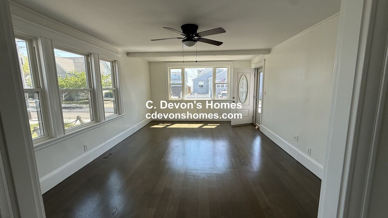 953 Shirley St #1 - Photo 3 of 13