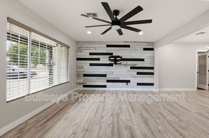 2022 N 40th St - Photo 6 of 31