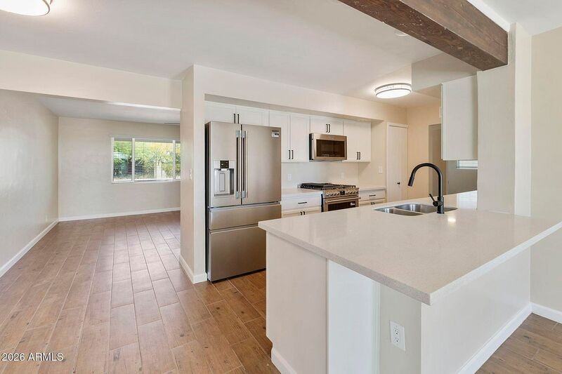 539 W 17th St - Photo 4 of 32