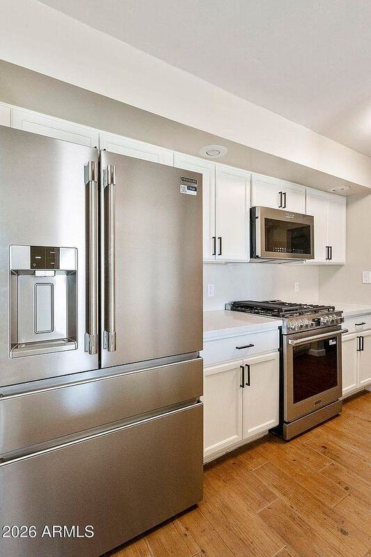 539 W 17th St - Photo 6 of 32