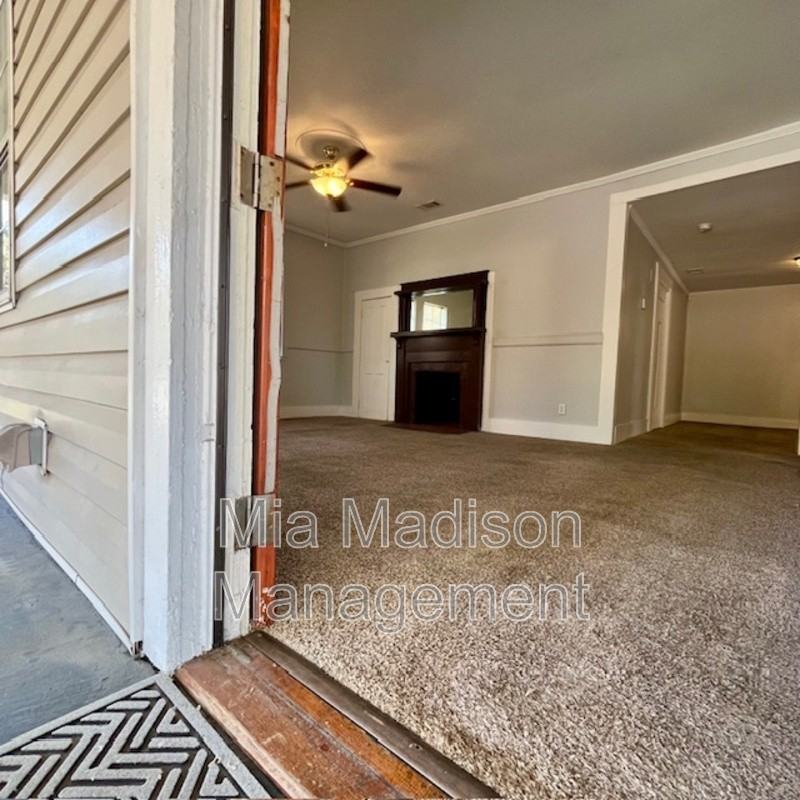 211 W 59th St - Photo 4 of 23