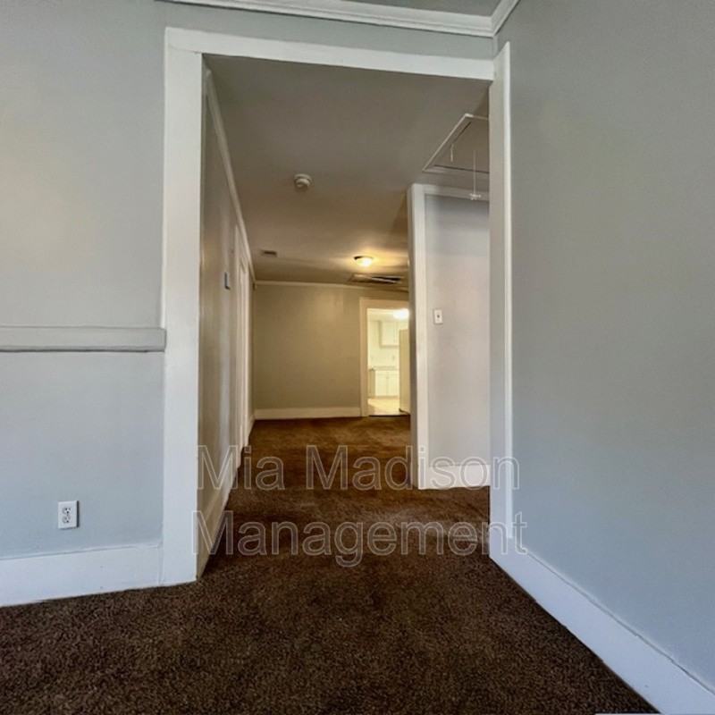 211 W 59th St - Photo 6 of 23