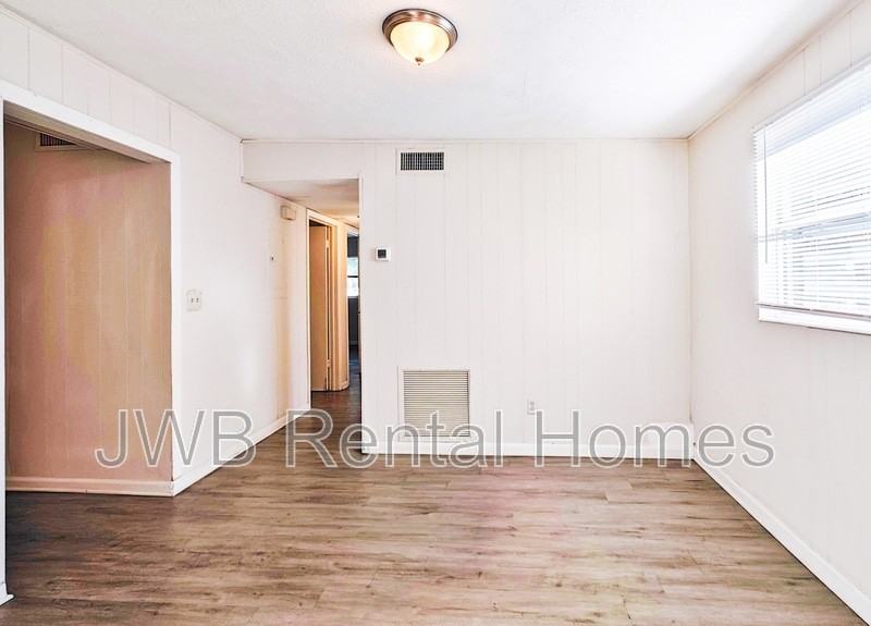 2319 Almeda St - Photo 4 of 15