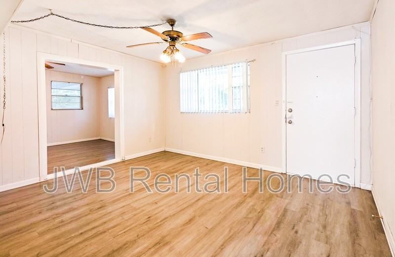 2319 Almeda St - Photo 6 of 15