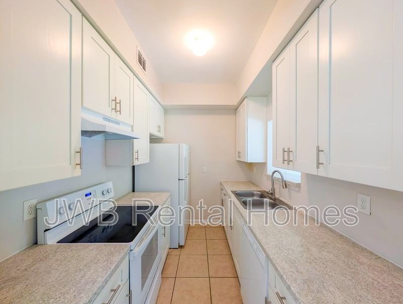 5253 Janice Cir S - Photo 2 of 18