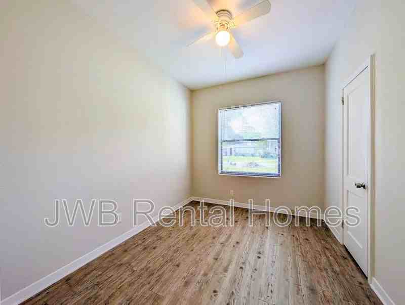 5253 Janice Cir S - Photo 6 of 18