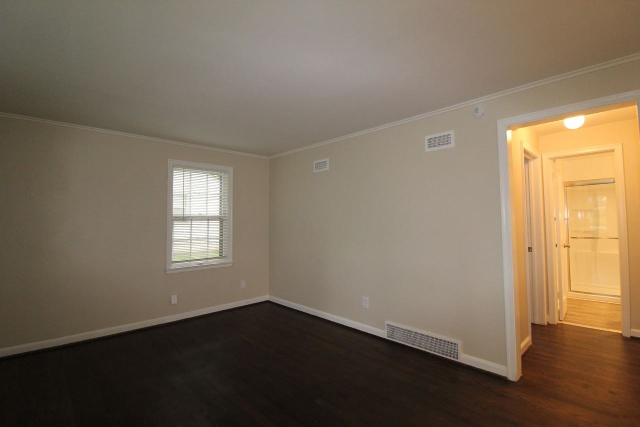 4403 S Parkway Dr - Photo 2 of 9
