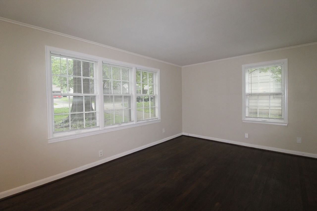 4403 S Parkway Dr - Photo 3 of 9