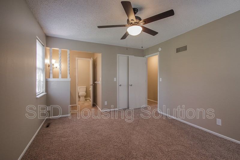 10408 Smalley Ct - Photo 4 of 8
