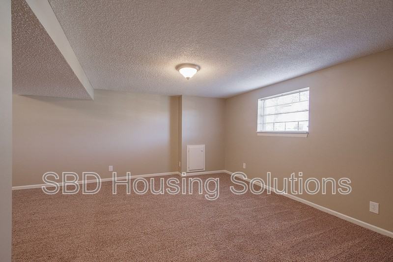 10408 Smalley Ct - Photo 5 of 8