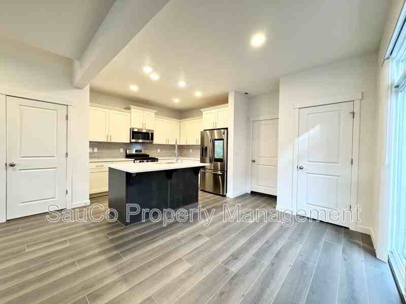 1248 S 28th Ter - Photo 5 of 26