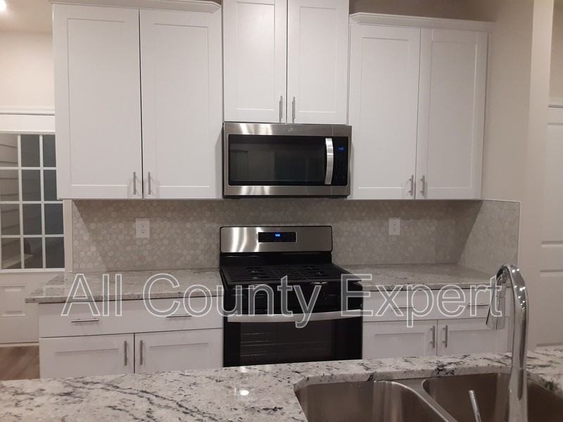 305 Timberland Ave - Photo 2 of 32