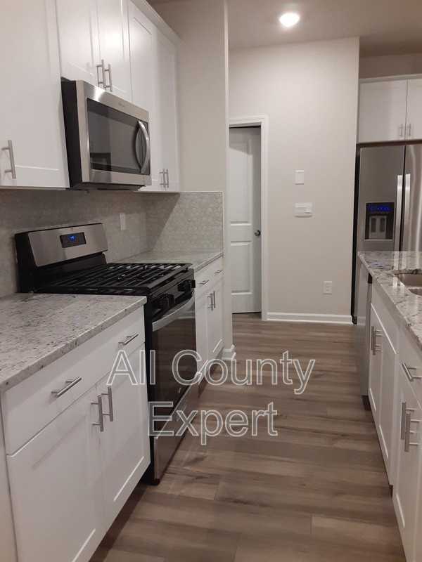 305 Timberland Ave - Photo 3 of 32