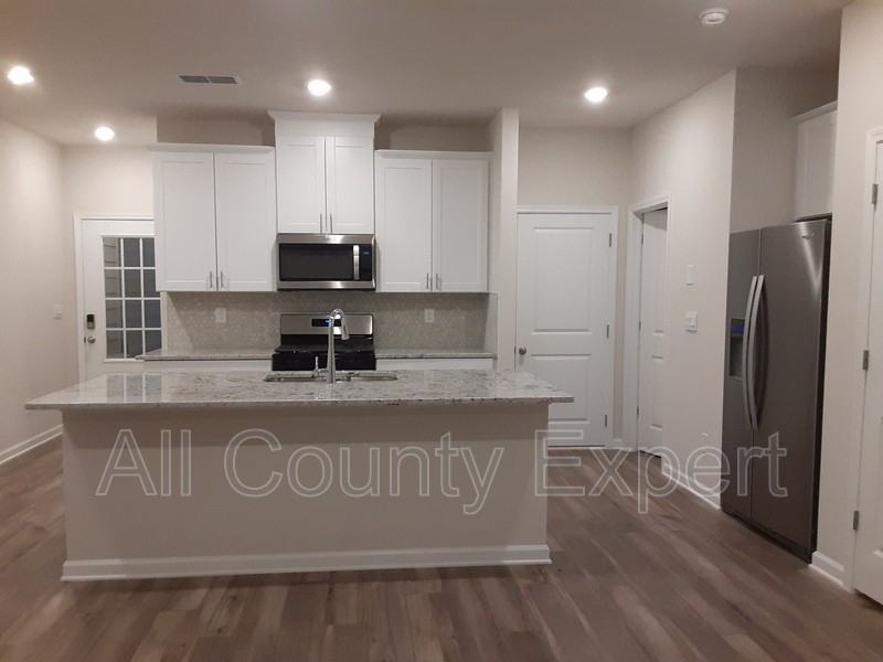 305 Timberland Ave - Photo 4 of 32