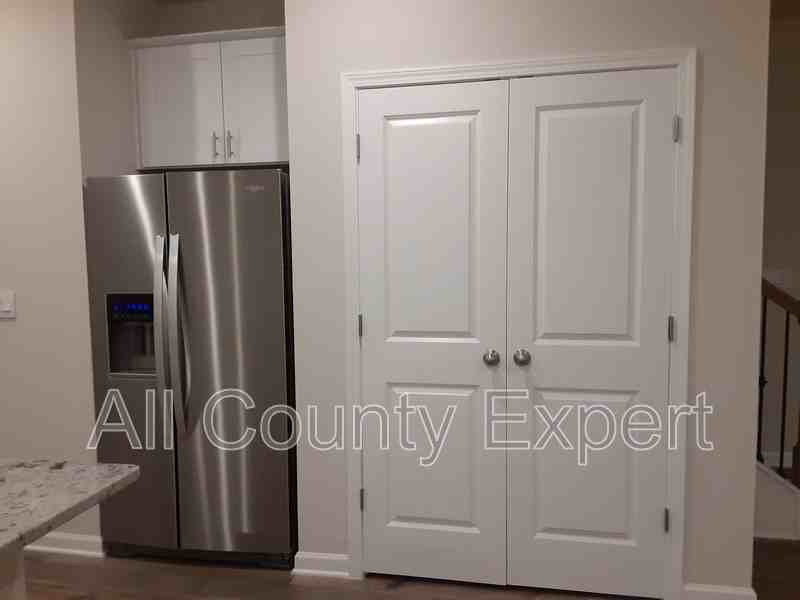 305 Timberland Ave - Photo 5 of 32