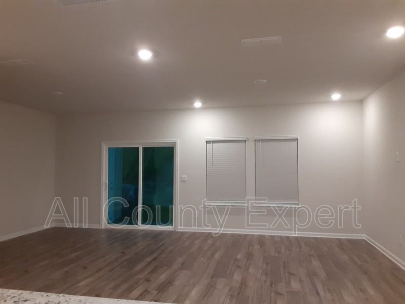 305 Timberland Ave - Photo 7 of 32