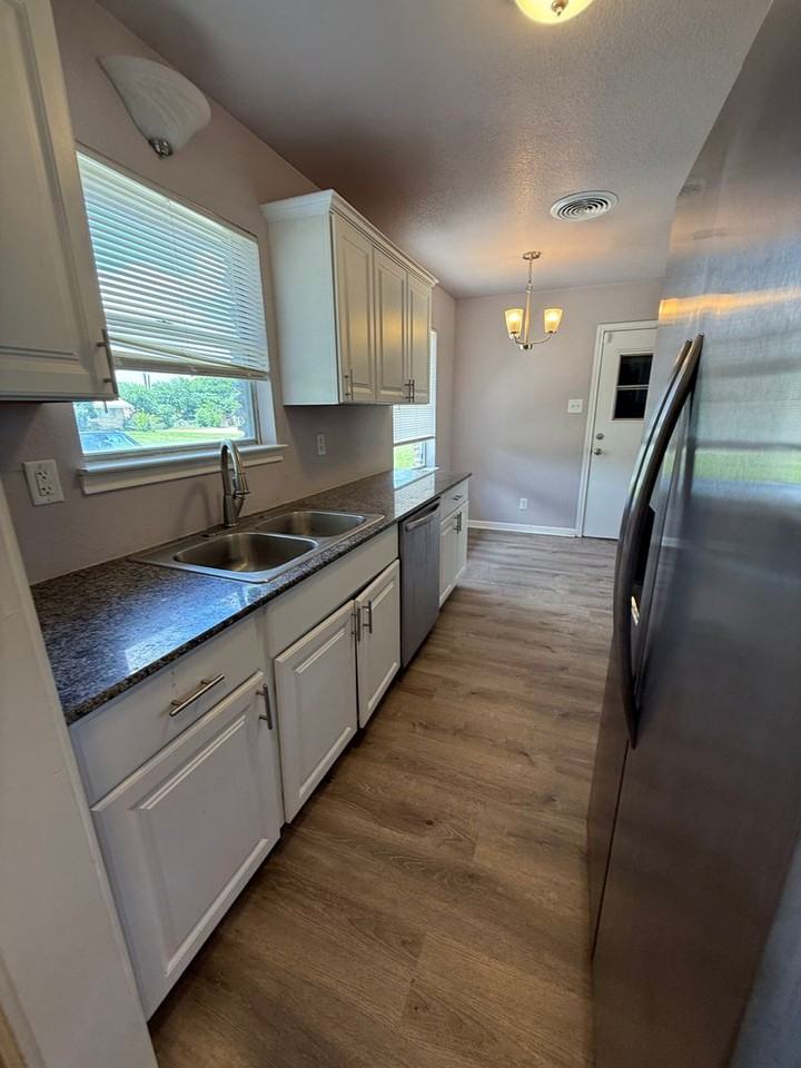 1202 Chippendale Dr - Photo 3 of 20