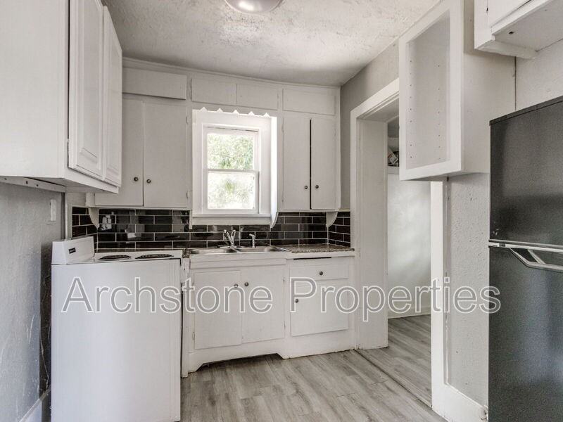 4407 N Military Ave - Photo 4 of 17
