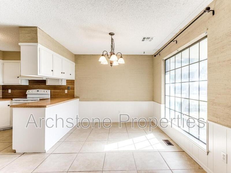 6605 Lyrewood Ln - Photo 3 of 30