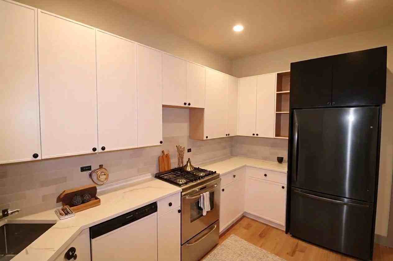 2101 W Evergreen Ave #3 - Photo 3 of 10