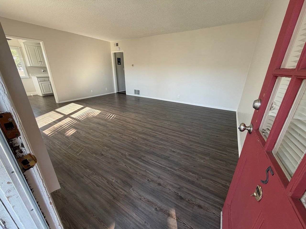 Spacious 1 Bedroom/1 Bathroom Apartment - Photo 2 of 23