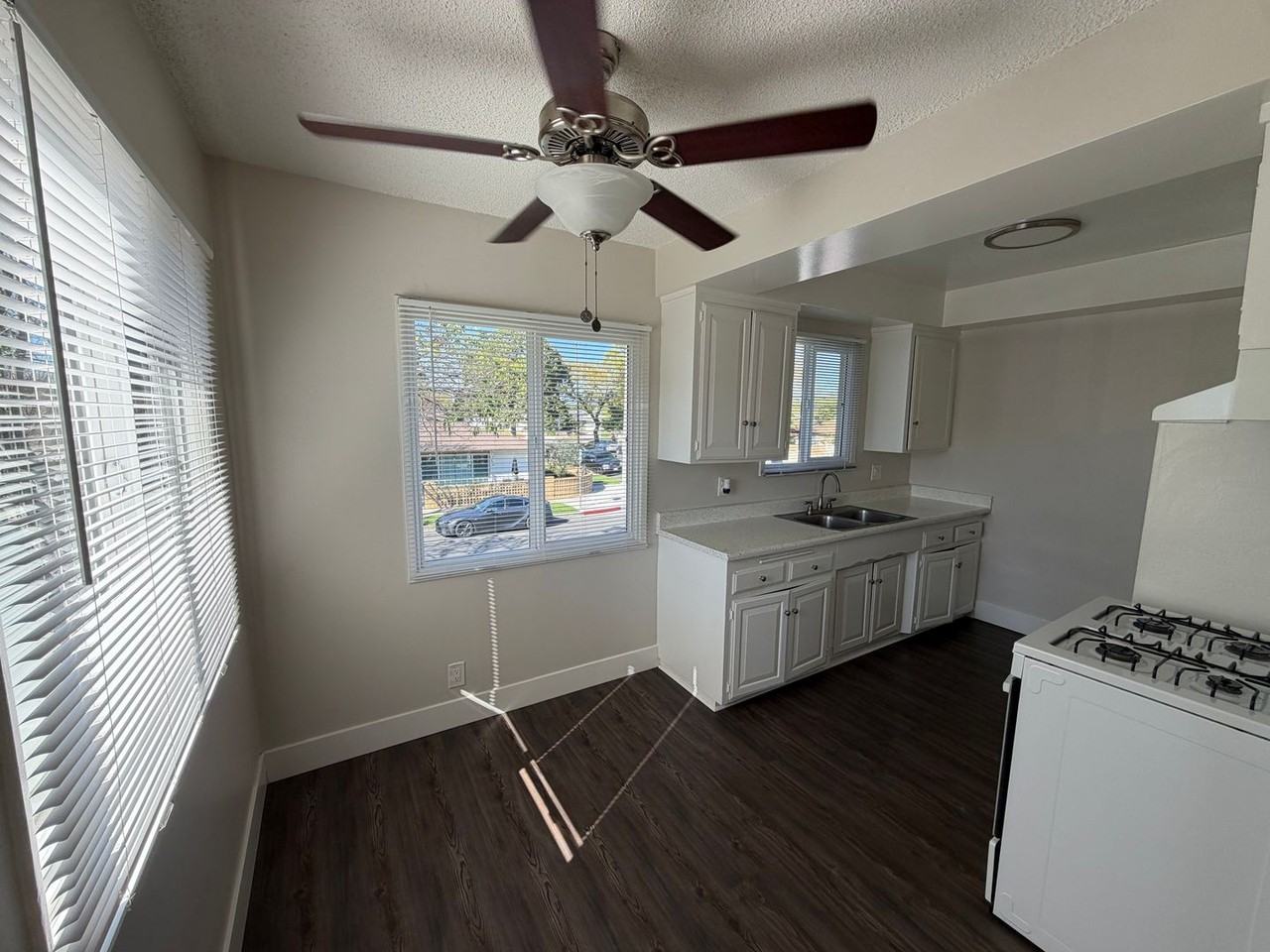 Spacious 1 Bedroom/1 Bathroom Apartment - Photo 3 of 23