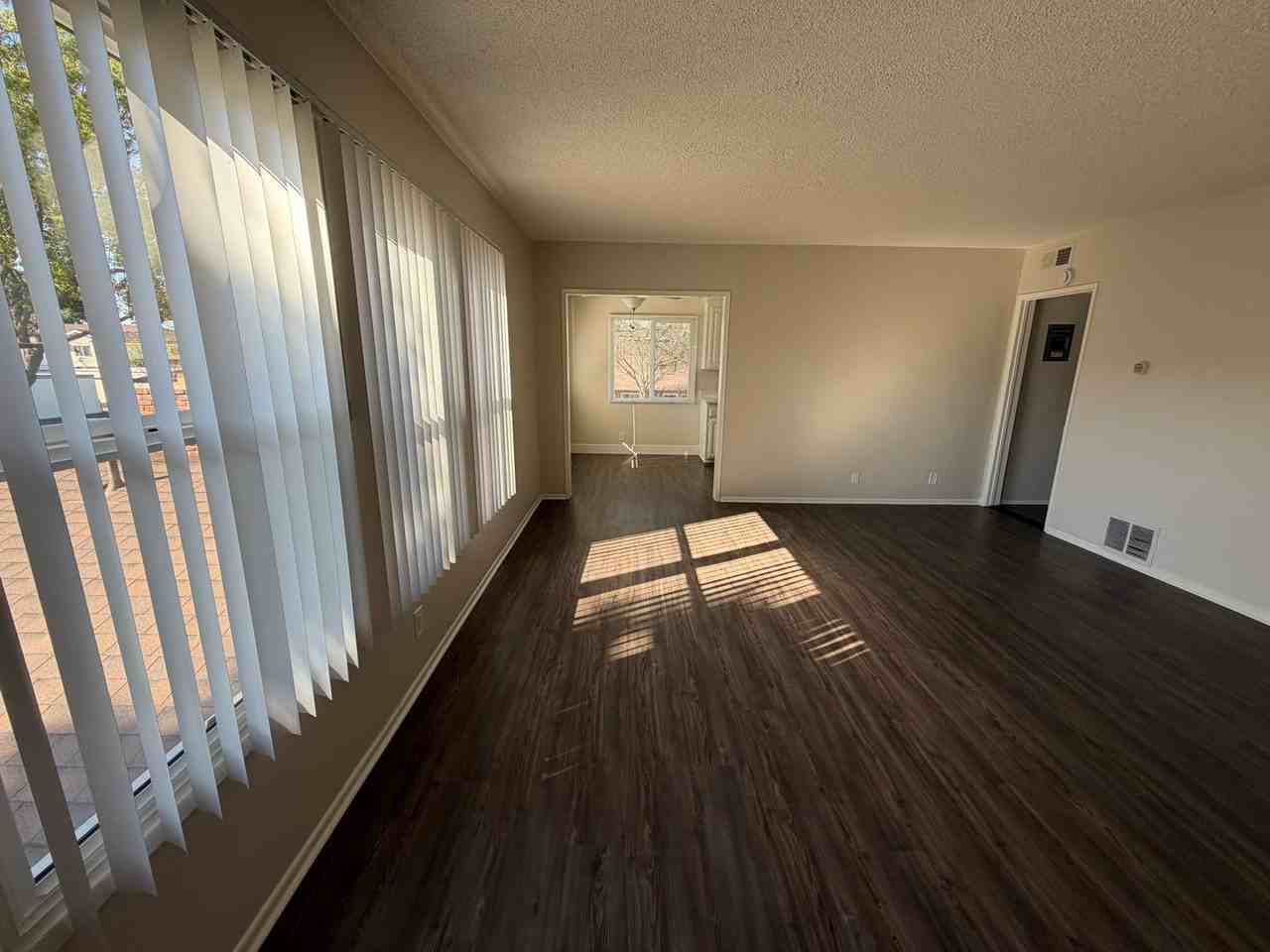 Spacious 1 Bedroom/1 Bathroom Apartment - Photo 4 of 23