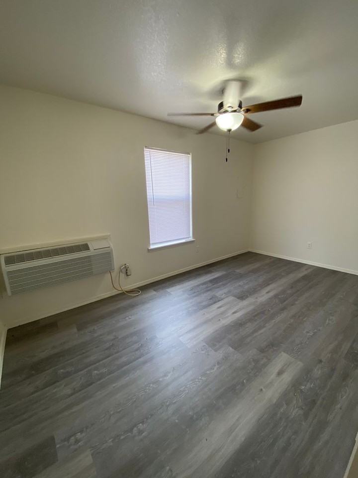 OAKLAWN APARTMENTS - Photo 4 of 10