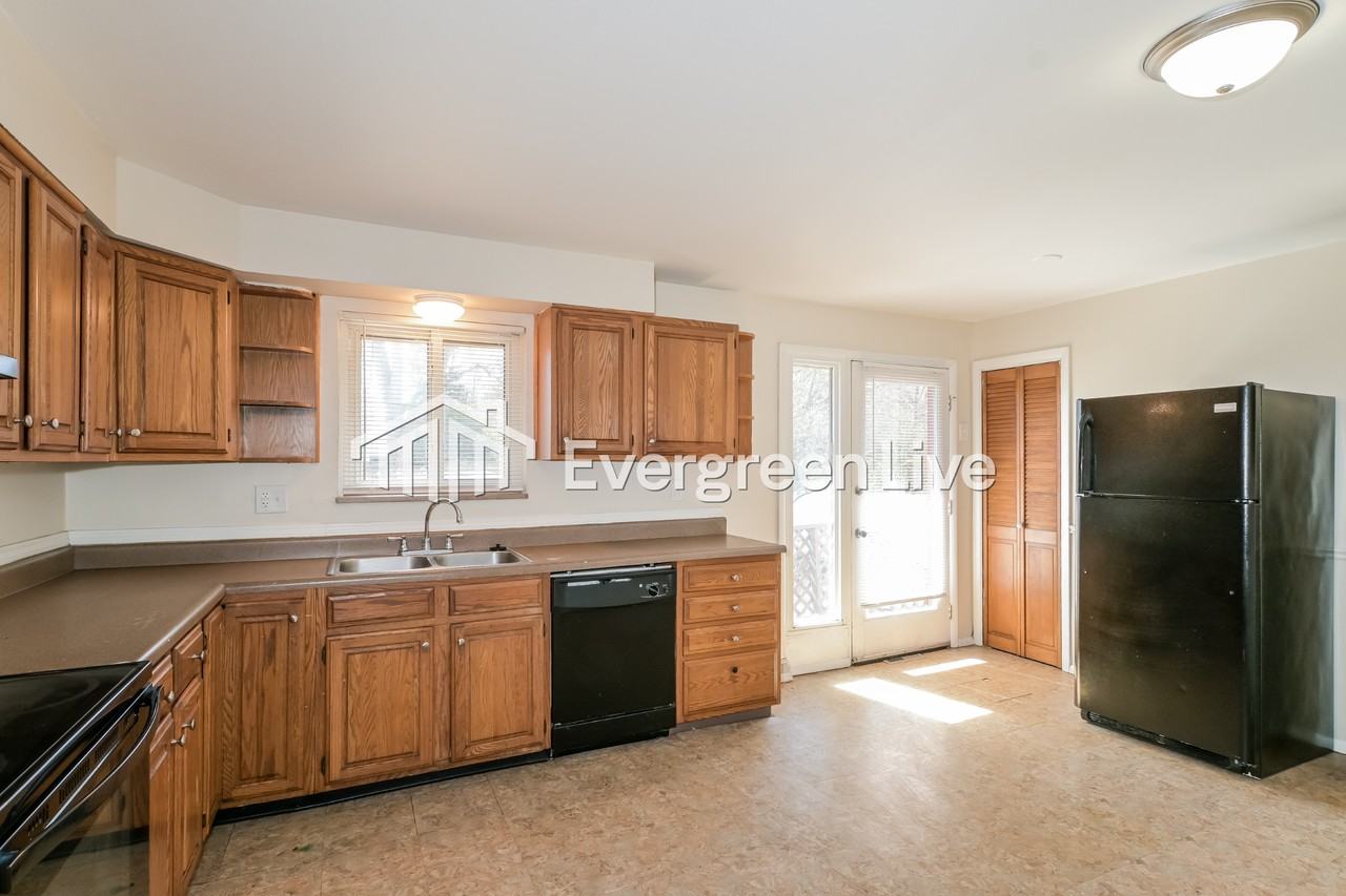 806 Teson Rd - Photo 5 of 15