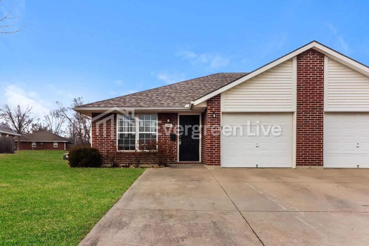 1501 Hawthorn Cir - Photo 2 of 15