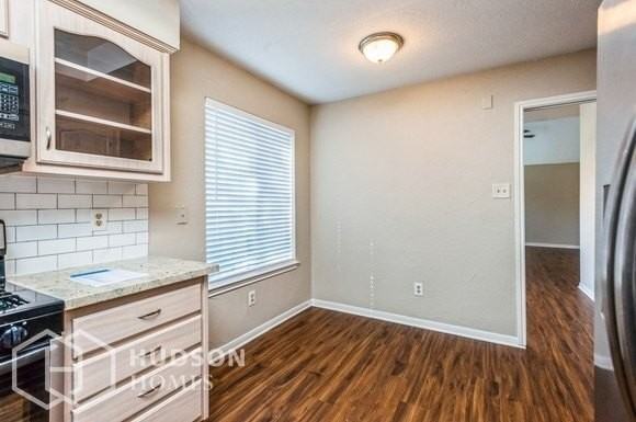 9127 Cypress Square Dr - Photo 4 of 13