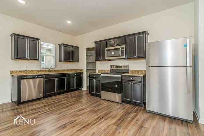 527 London Dr #527LD - Photo 4 of 37