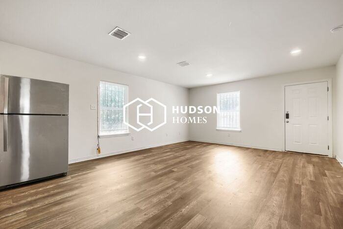 547 Dorie St - Photo 3 of 14