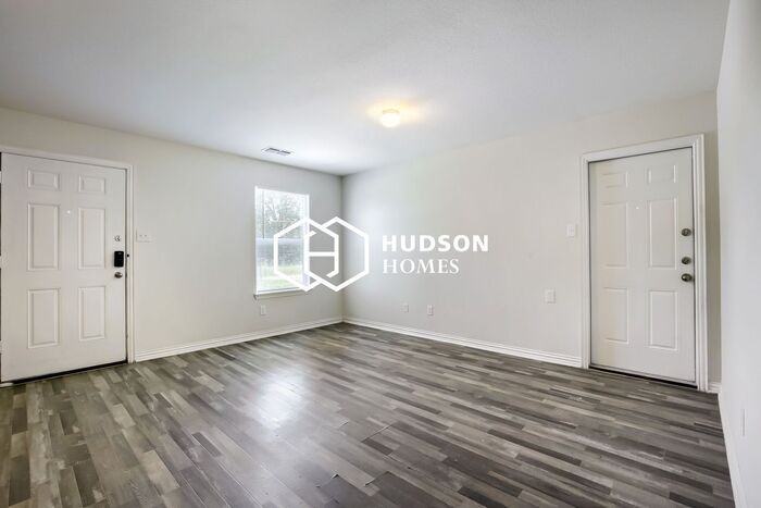 2018 Henry St #A - Photo 3 of 15