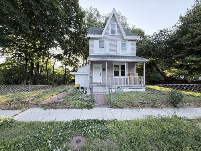 612 Spruce St - Photo 2 of 45