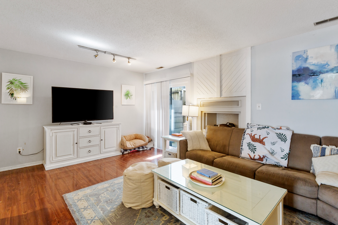 2305 Breakers Ct - Photo 4 of 6