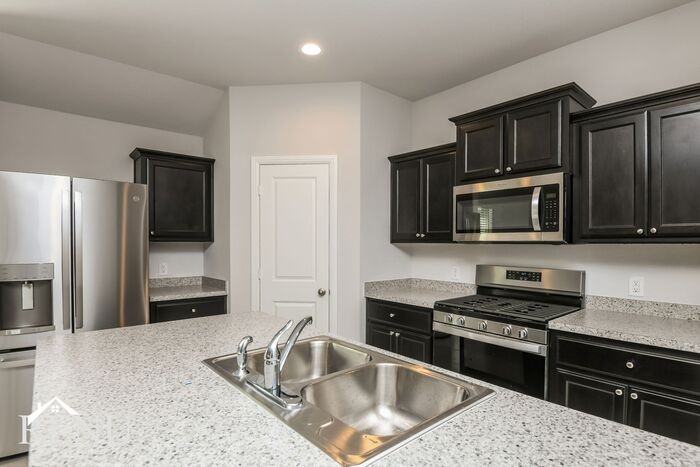 16428 Marinette Ct - Photo 3 of 19