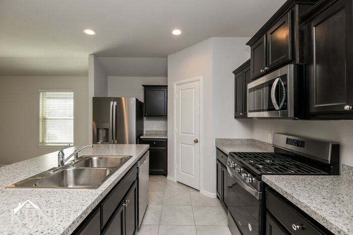16428 Marinette Ct - Photo 4 of 19