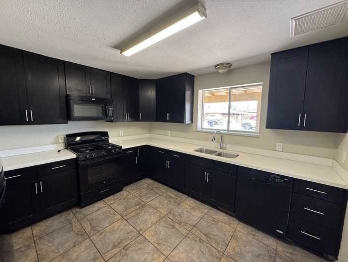 3241 W Pierson St - Photo 3 of 22